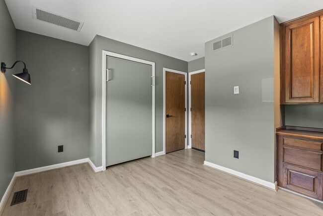 Building Photo - 1233 Sherborne Pl