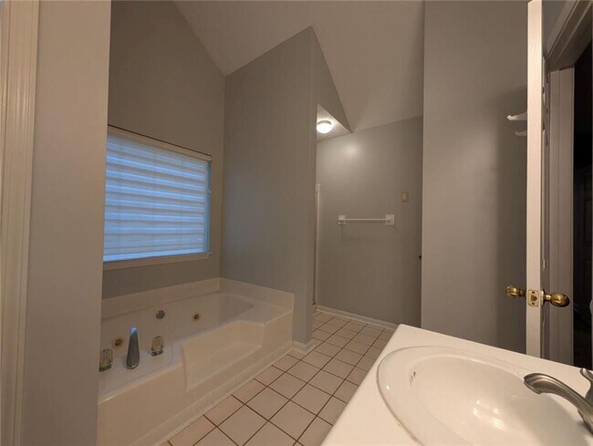 Building Photo - 3004 Dogwood Ln