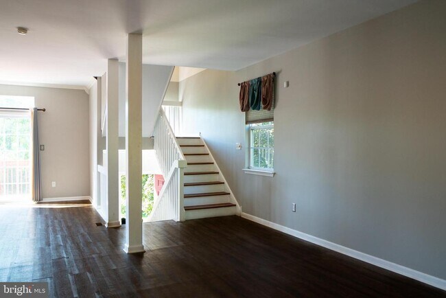 Building Photo - 102 Thomas Ln