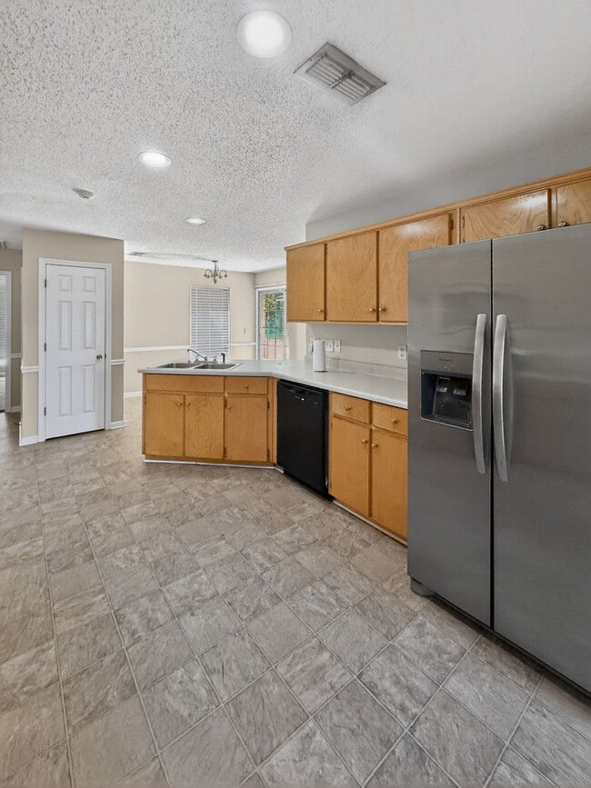Building Photo - RATE DROP ALERT (was $2200/month) and MOVE-IN SPECIAL: 1st FULL MONTH'S RENT FREE*