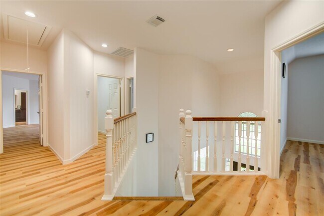 Building Photo - 1810 Oakleaf Cir