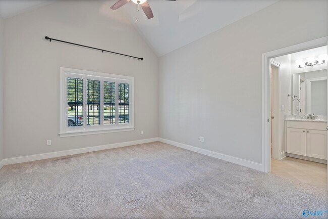 Building Photo - 1032 Cresent Falls