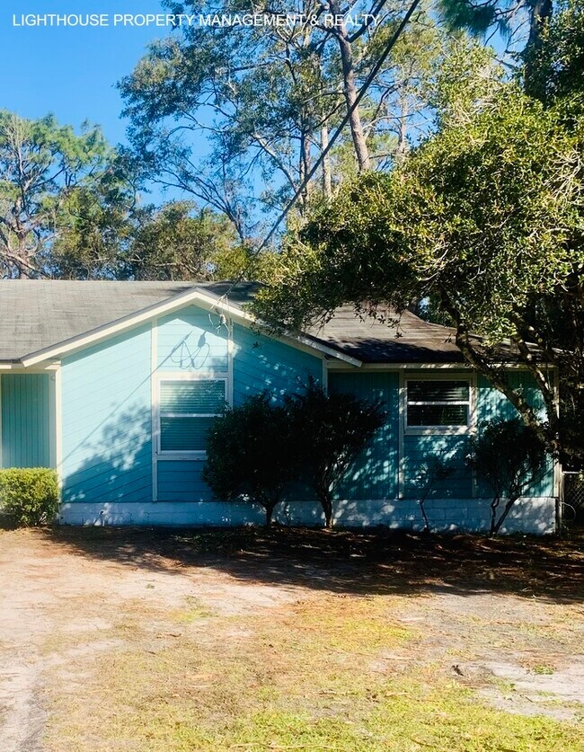 Building Photo - Spacious 2-Bedroom Duplex with Stainless Steel Appliances