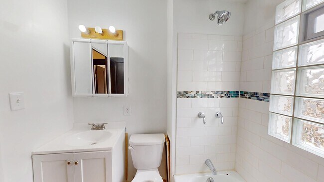 Building Photo - 2 bedroom/1 bath (upper unit)- 1ST MONTH FREE IF LEASE SIGNED BY 10/15