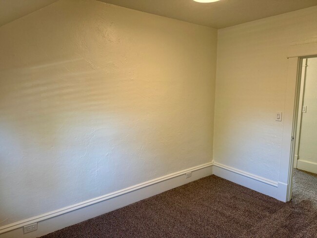 Building Photo - Large renovated 2 bedroom apartment in the...