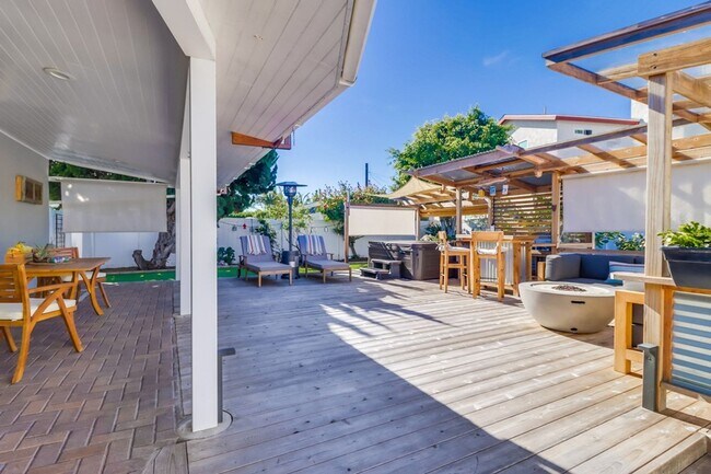 Building Photo - ***VACATION HOME AVAILABLE FROM FEBRUARY 1ST- OCTOBER 31ST*** MONTH TO MONTH