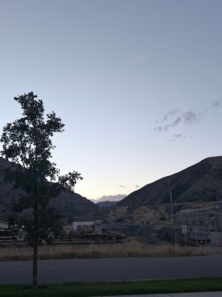 Building Photo - 385 S 1580 E