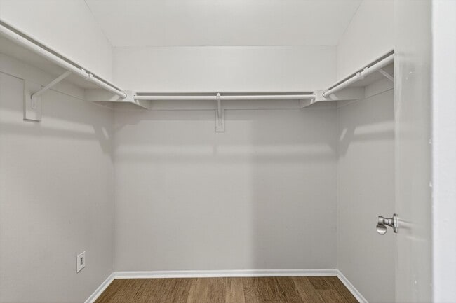 Building Photo - Spacious 3-Bedroom Townhome in Orangethorp...