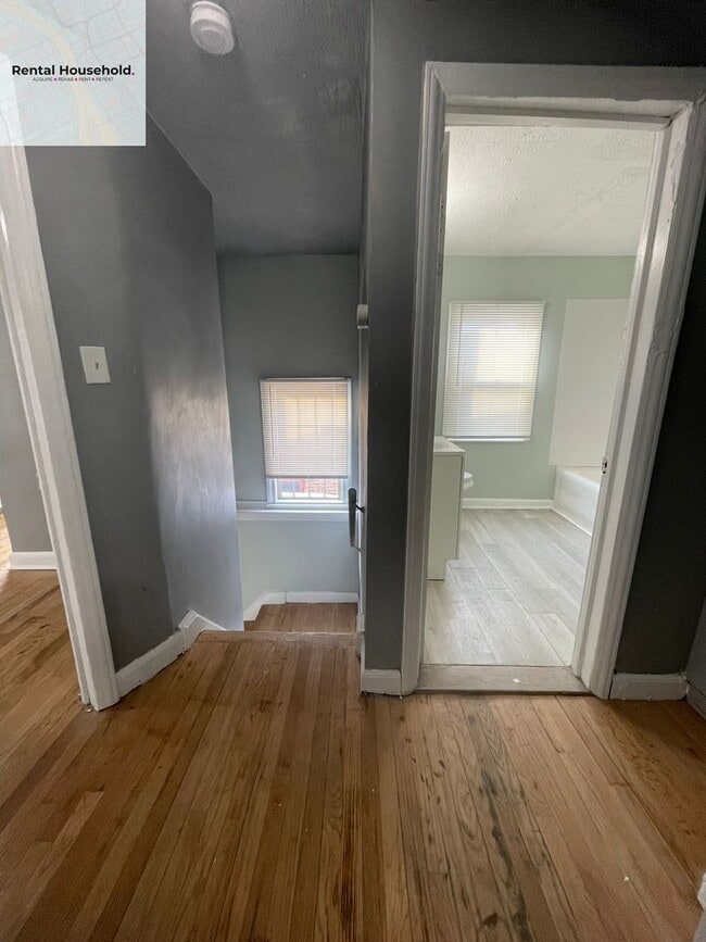 Building Photo - Spacious 3 Bedroom Home with Fenced Yard-Only $1200 a month