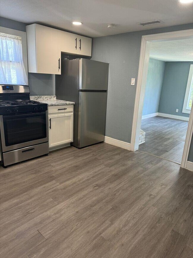 Building Photo - 1301 S Scullin Ave