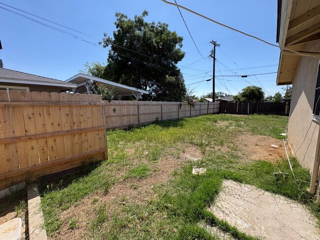 Building Photo - Cozy Home On Spacious Corner Lot Available Now in Dinuba CA!