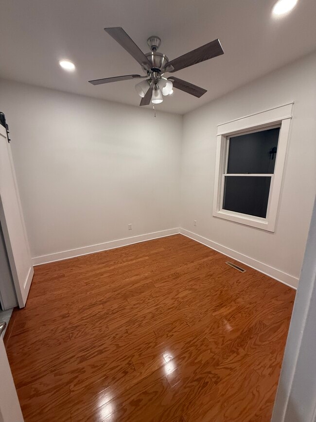 Building Photo - 202 Oak St