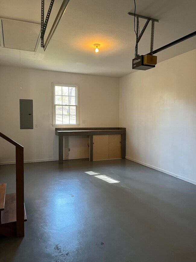 Building Photo - 250 Windwood Dr