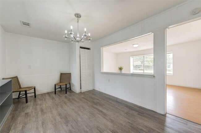Building Photo - 2205 Kingsdale Dr