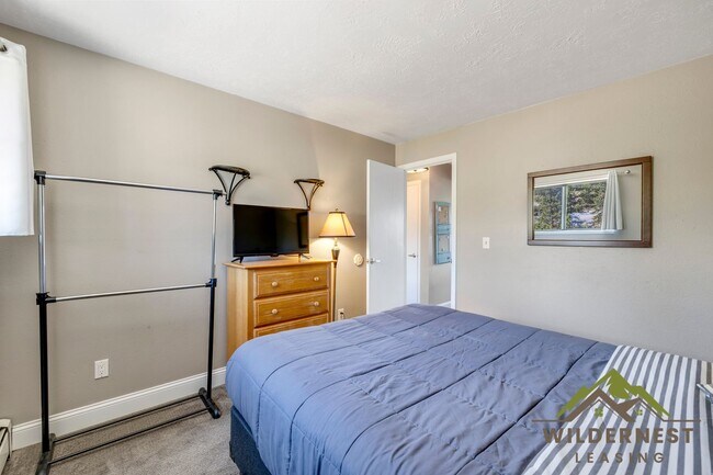 Building Photo - Buffalo Ridge - Spacious unit with Wifi, Covered Parking & Clubhouse