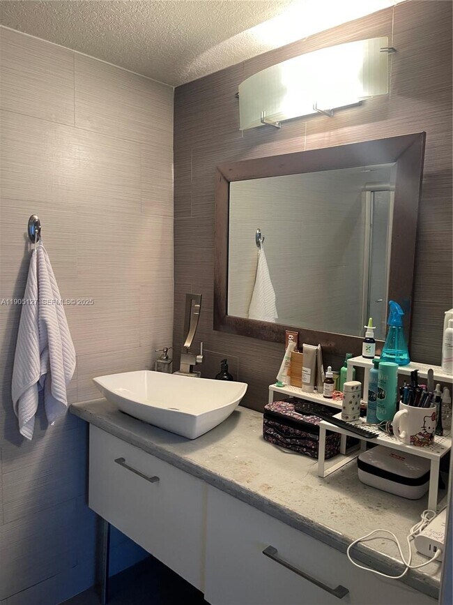 Building Photo - 2541 Centergate Dr