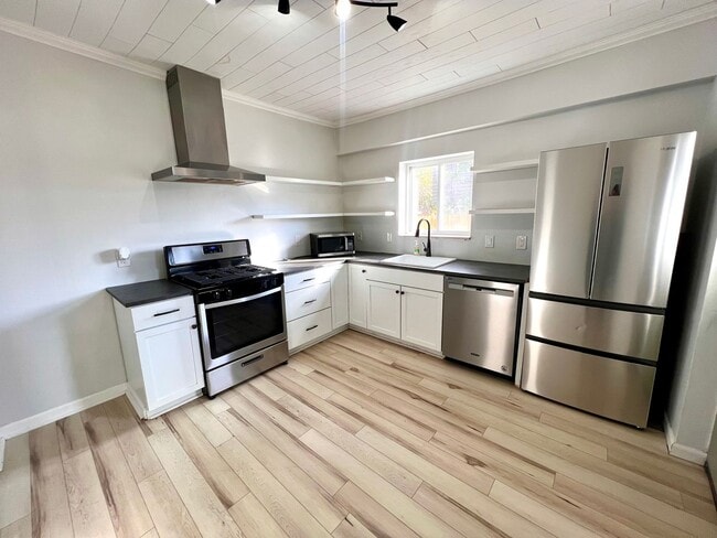 Building Photo - 3 Bedroom 1.5 Bath - Updated Home for Rent