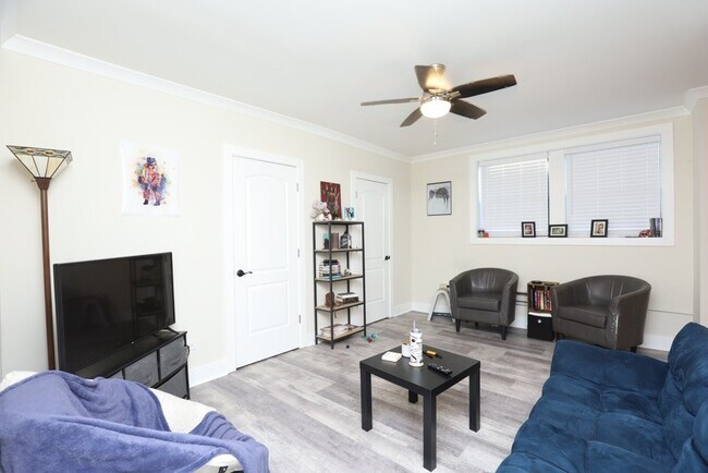 Building Photo - 3839 N Greenview Ave