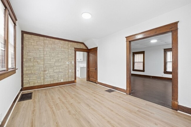 Building Photo - 928 W Dewald St