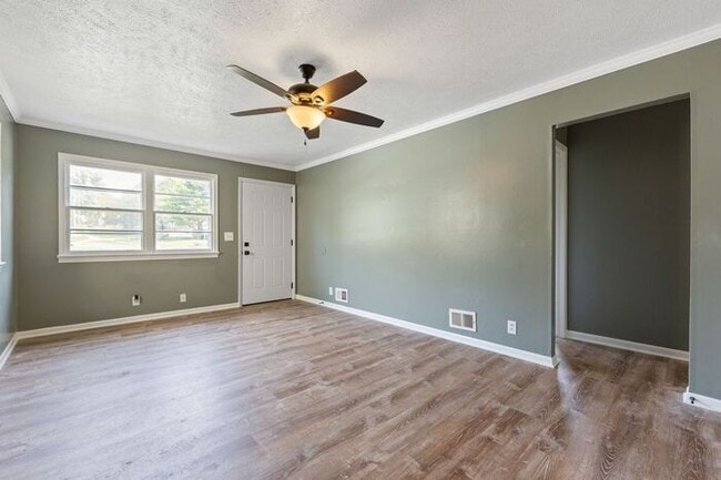 Building Photo - New listing -
