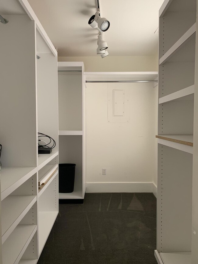 Building Photo - 721 W Main St