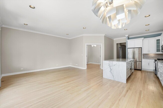 Building Photo - 2850 N Burling St