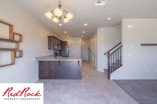 Building Photo - Lovely townhome with Community Pool!