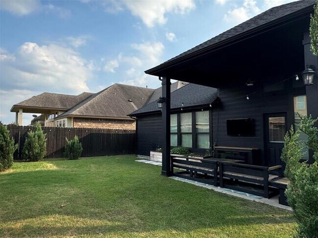Building Photo - 8126 W Pine Creek Bend