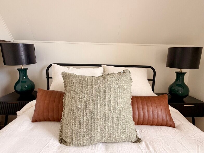 Building Photo - 175 W Hazeltine Ave