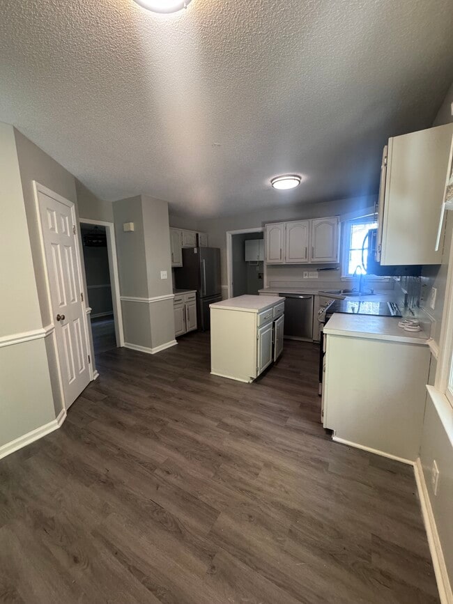 Building Photo - 4218 Queen Victoria Pl