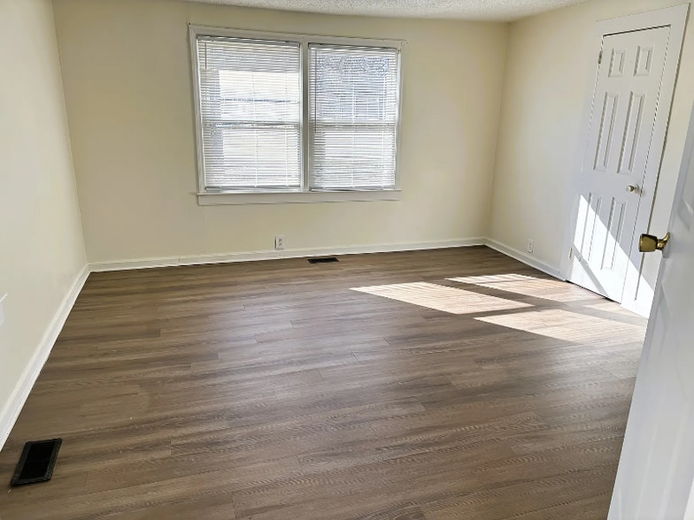 Building Photo - 118 Nat Barber Ave