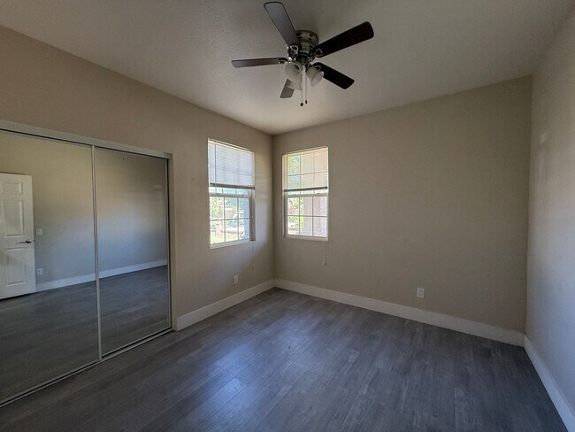 Building Photo - Available Now Palmdale 7 bedrooms !