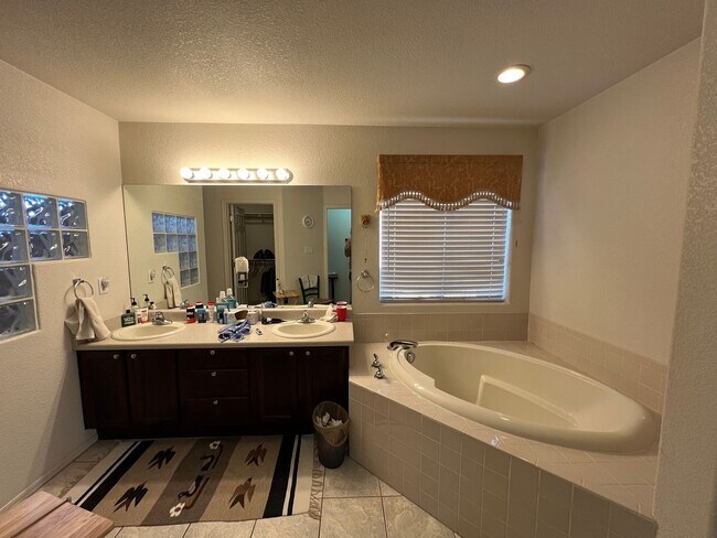 Building Photo - 3 BEDROOM IN WILDFLOWER!