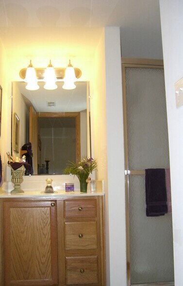 Building Photo - 9432 S Kolmar Ave