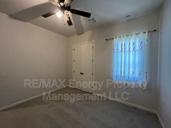 Building Photo - 440 St Claire Dr