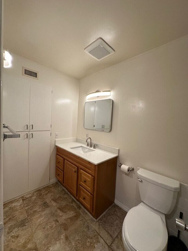 Building Photo - Stunning 5 bedroom tree lined cul-de-sac street in West Hills