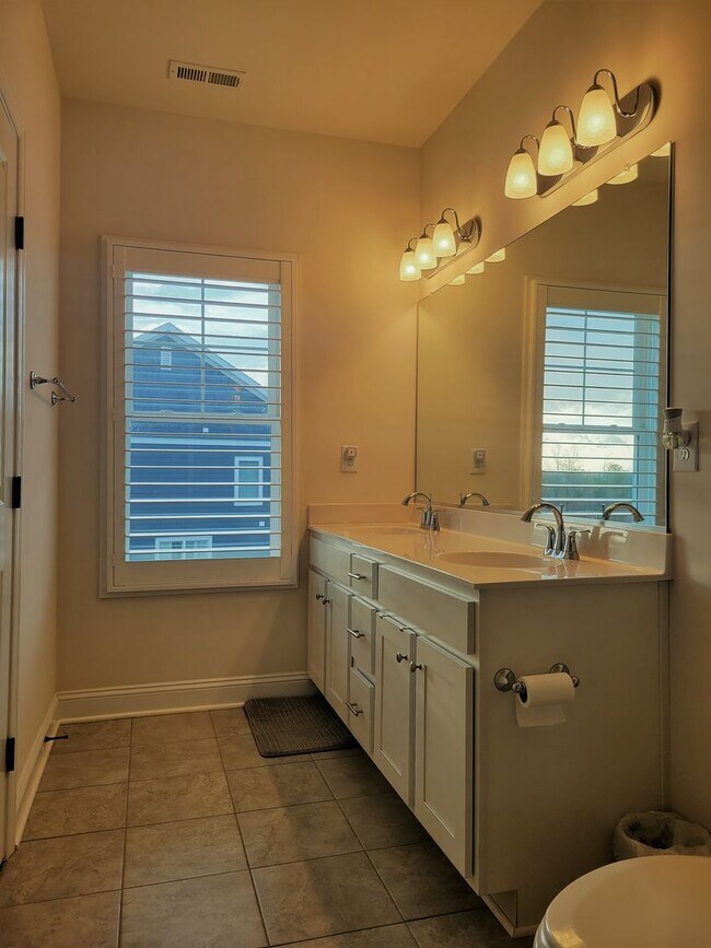 Building Photo - Stunning 4 bedroom 3.5 bath townhome locat...