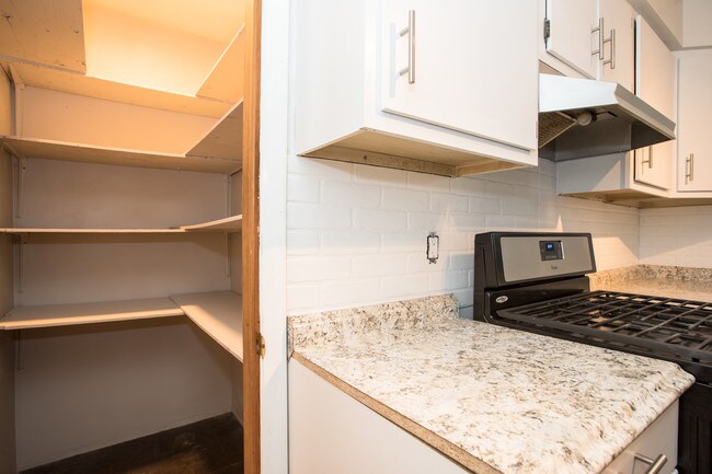 Building Photo - 2712 Sarah St