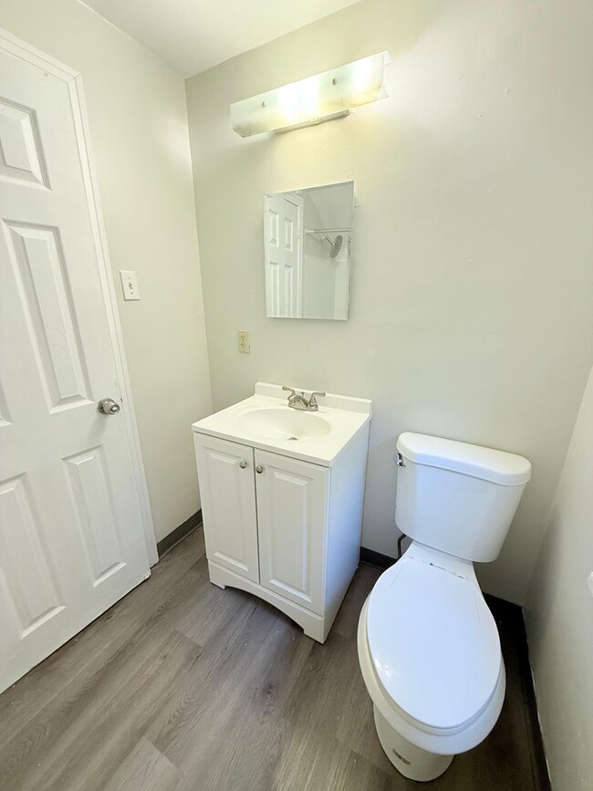 Building Photo - Freshly Painted 3BD/1.5BA Single Family Ho...
