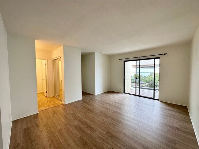 Building Photo - Oxnard Dunes | 2 Bedroom + 2 Bath Duplex -...