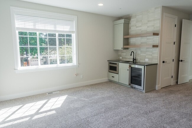 Building Photo - 5Bd/4.25Ba Kirkland House