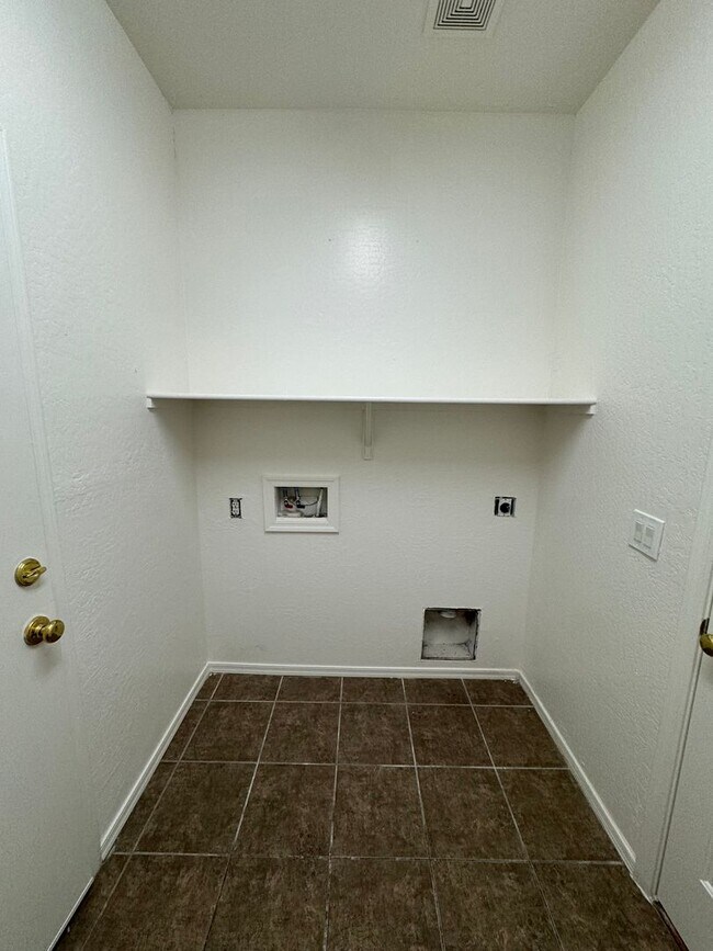 Building Photo - Large 4 bedroom house- Laveen