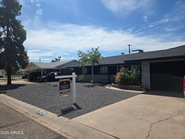 Building Photo - 3731 W Fleetwood Ln