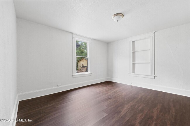 Building Photo - 1052 E 10th St