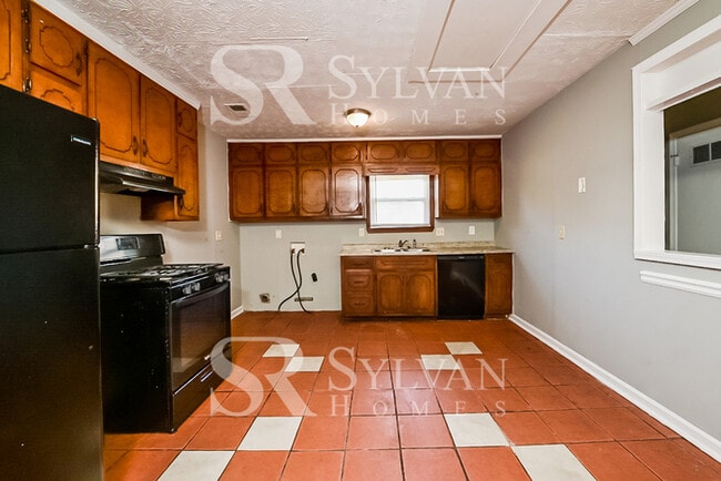 Building Photo - The living is easy in this 3 bedroom, 2 bathroom home