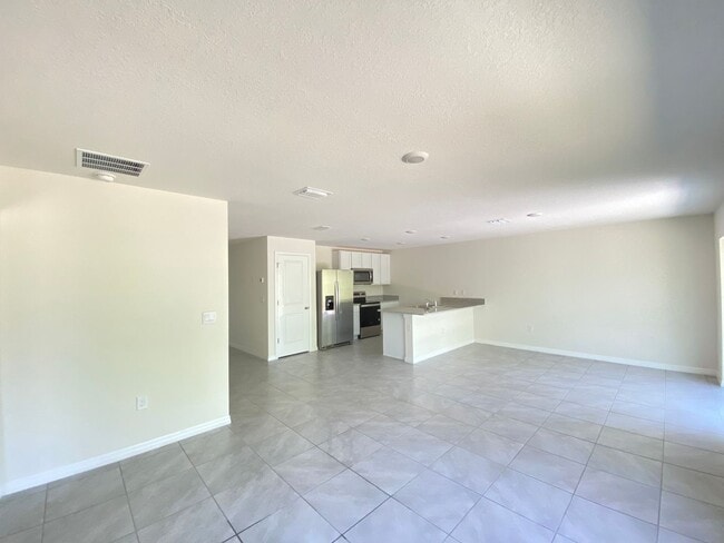 Building Photo - NOT AVAILABLE TO SHOW UNTIL MID APRIL Desirable Lake Diamond Subdivision 4/2/2 **Won't Last*