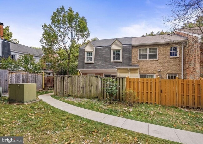 Building Photo - 812 Azalea Dr