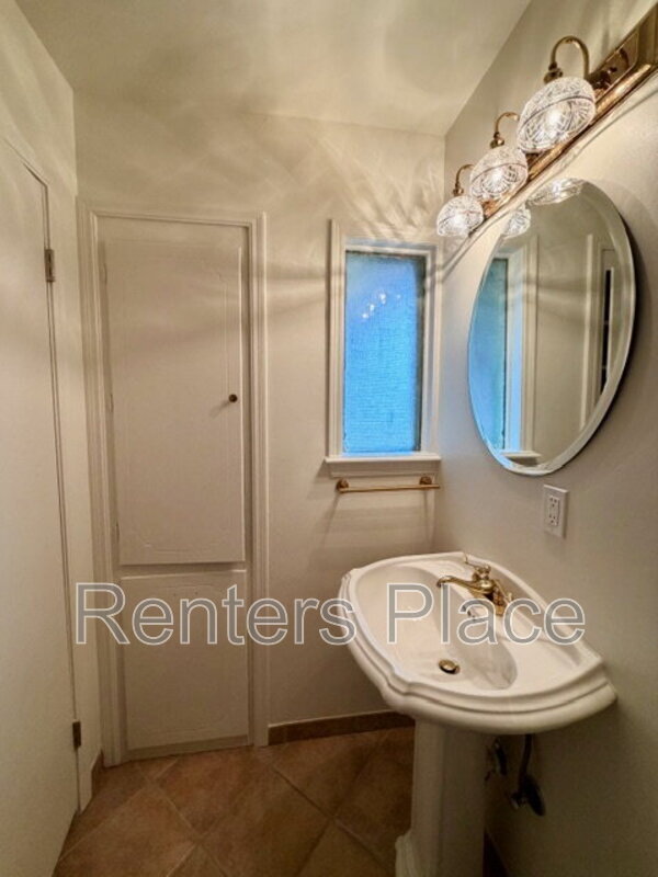 Building Photo - 5312 S Yorktown Ave