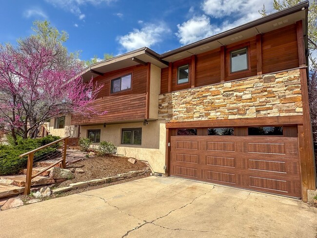 Building Photo - Executive Rental Available for Immediate M...