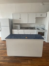 Building Photo - 734 1/2 Massachusetts St